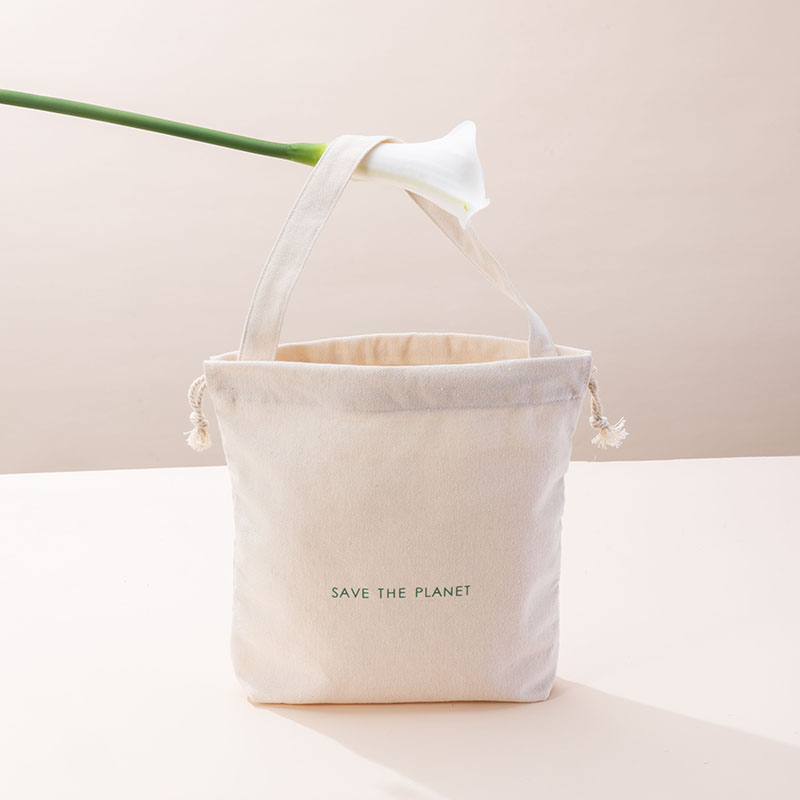 Drawstring Pouch in natural color made of recycled cotton with handle  - CBC107 (4)