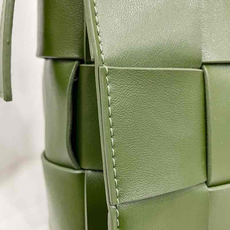 showing-fine-stitching-detail
